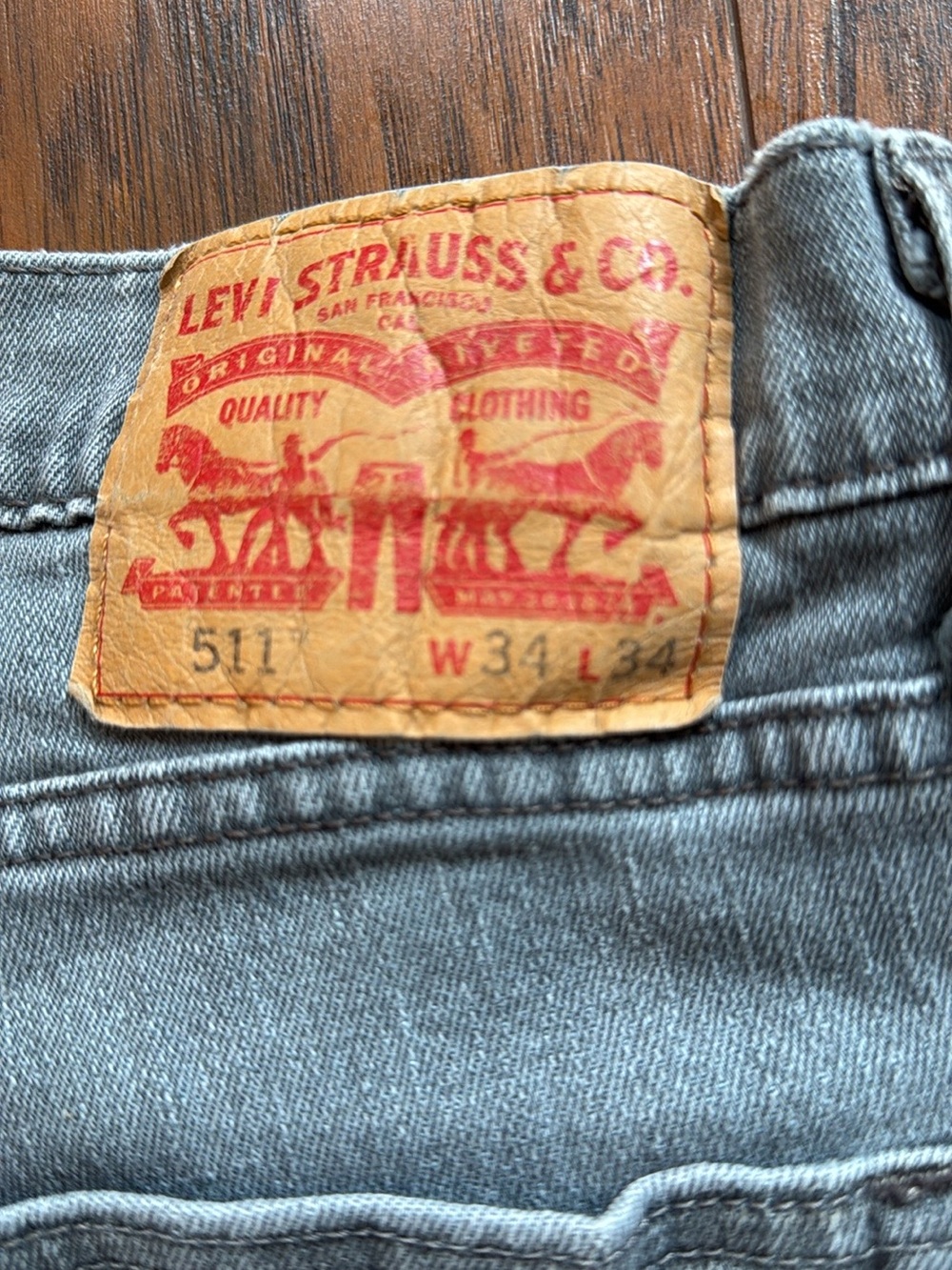 Levi's Slim Men’s Jeans in Light Gray with Tan Patch